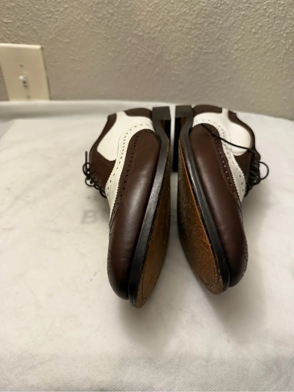 Allen Edmonds Brown and White Two-Tone Wingtip Oxfords, pre-owned,SZ9